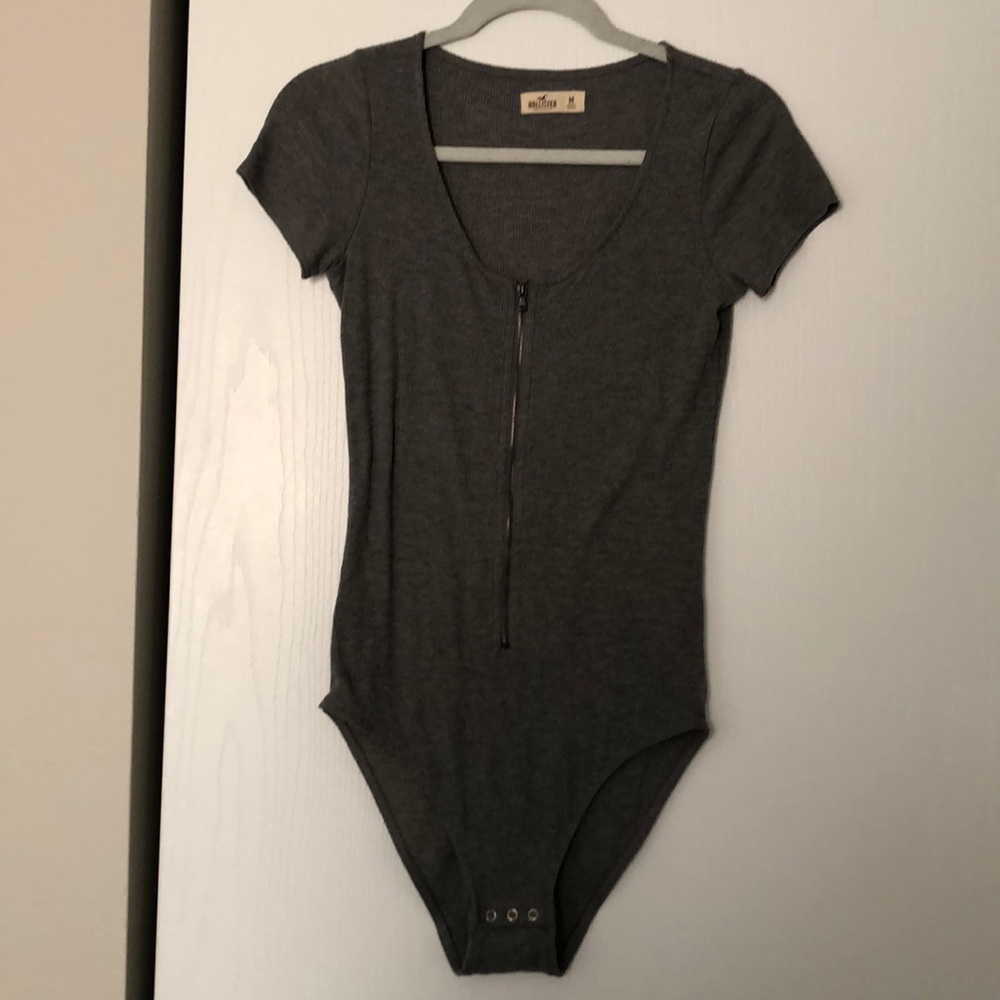 Grey ribbed SS body suit with front zipper